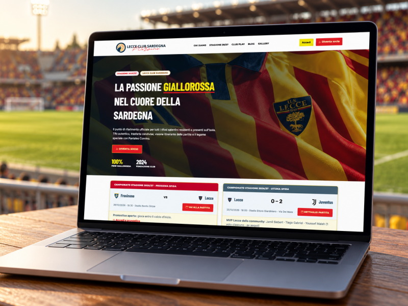 MacBook con il sito Lecce Club Sardegna su un tavolino in tribuna, con il campo sullo sfondo